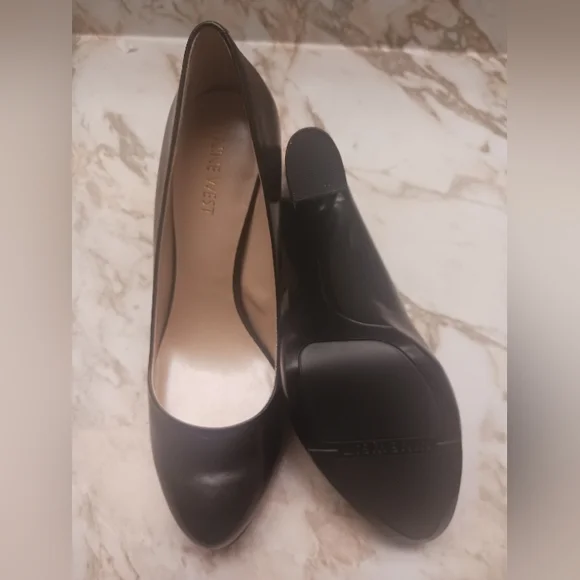 NINE WEST .. size 8 blk leather gold wedge heel 5 inch - Picture 2 of 4